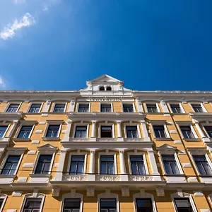 2* מלון Lehrerhaus